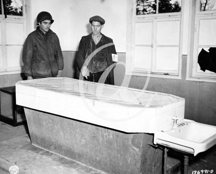 NATZWILLER(67130) Seconde guerre mondiale Dportation et Shoah - Camp de concentration de natzweiler - 17022005 Un GI et un FFI examinant une table d