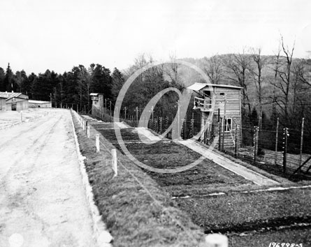 NATZWILLER(67130) Seconde guerre mondiale Dportation et Shoah - Camp de concentration de natzweiler - 17022005 La surveillance et la cloture du camp est trs labore.