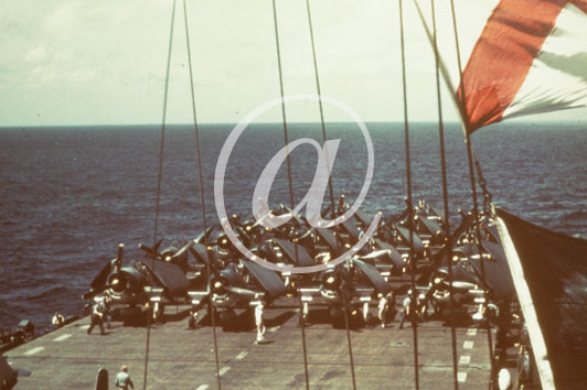 inconnu() Seconde guerre mondiale US Navy en couleurs - Série 80-GK- : Une esquadrille en stationnement, les ailes des chasseurs repliées.