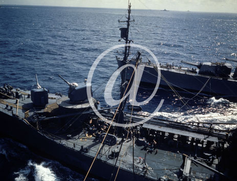 inconnu() Seconde guerre mondiale US Navy en couleurs - Srie 80-GK- : Des batiments de guerre amricains de diffrentes importances voluent en formation serre.
