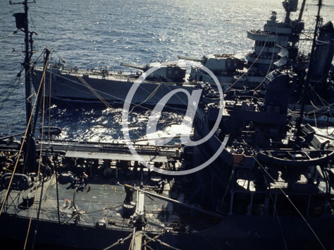 inconnu() Seconde guerre mondiale US Navy en couleurs - Srie 80-GK- : Des batiments de guerre amricains de diffrentes importances voluent en formations serre. On aperois sur l
