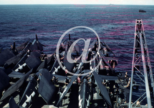 inconnu() Seconde guerre mondiale US Navy en couleurs - Srie 80-GK- : Les chasseurs rangs sur un coin du porte-avions les ailes replies.