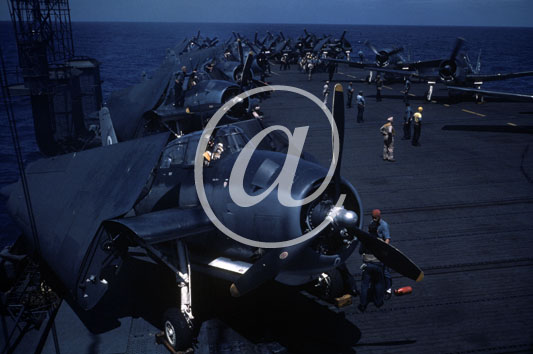 inconnu() Seconde guerre mondiale US Navy en couleurs - Srie 80-GK- : Les pilotes tous  bord de leur appareil aux ailes replies.