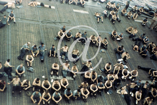 inconnu() Seconde guerre mondiale US Navy en couleurs - Srie 80-GK- : Repos des hommes  bord,le plus souvent assis torse nu.