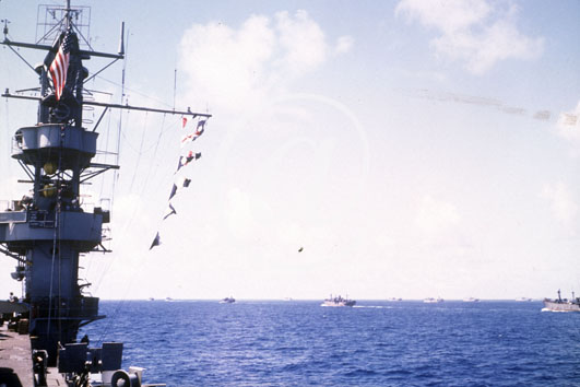 inconnu() Seconde guerre mondiale US Navy en couleurs - Srie 80-GK- : Une tour de controle  gauche,devant de nombreux navires de toutes tailles qui croisent au large.
