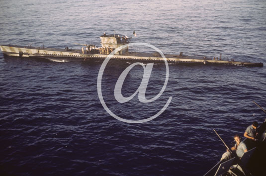 inconnu() Seconde guerre mondiale US Navy en couleurs - Srie 80-GK- : Un sous-marin emmerg  proximit d