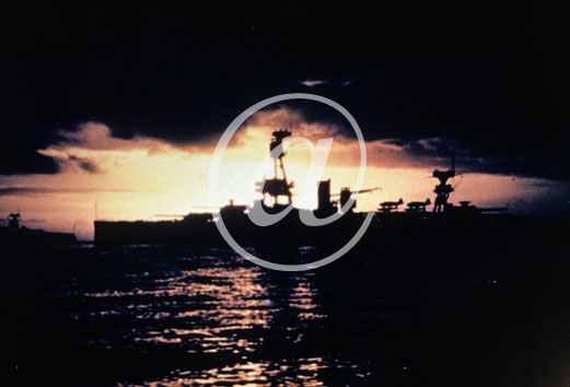inconnu() Seconde guerre mondiale US Navy en couleurs - Srie 80-GK- : Navire de guerre US dans le couchant.