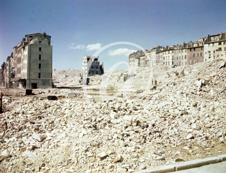 inconnu() Seconde guerre mondiale US Navy en couleurs - Srie 80-GK- : Zone urbanise en ruine dans le sud de la France. Monticules de gravats et ranges de maisons lances aux murs clairs subsistantes.