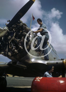 inconnu() Seconde guerre mondiale US Navy en couleurs - Srie 80-GK- : Des femmes du personnel mcanicien ont dmont la carlingue du moteur d