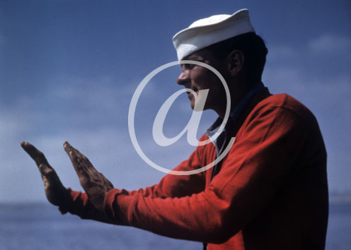 inconnu() Seconde guerre mondiale US Navy en couleurs - Srie 80-GK- : Un matelot au pull rouge faisant un geste des mains.