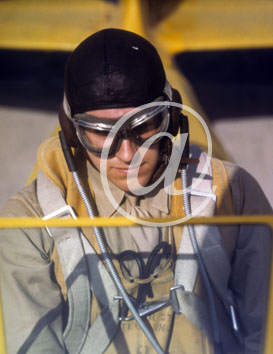 inconnu() Seconde guerre mondiale US Navy en couleurs - Srie 80-GK- : Un aviateur, son parachute et ses lunettes.