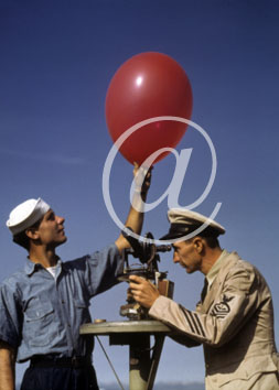 inconnu() Seconde guerre mondiale US Navy en couleurs - Srie 80-GK- : Un matelot avec un ballon rouge et son sous-officier manipulant un appareil optique de mesure.