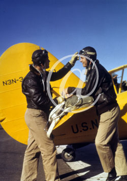 inconnu() Seconde guerre mondiale US Navy en couleurs - Srie 80-GK- : Deux aviateur en blouson de pilote appuys sur la queue de leur appareil jaune de l