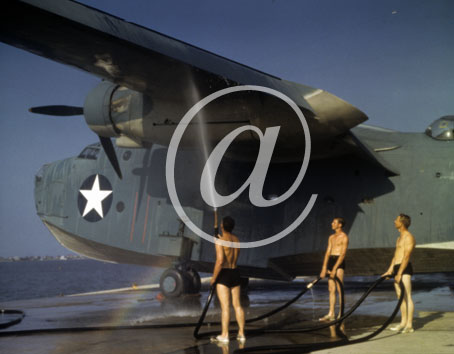 inconnu() Seconde guerre mondiale US Navy en couleurs - Srie 80-GK- : Sur une plage, des hommes en slip de bain nettoient au jet le dessous des ailes d