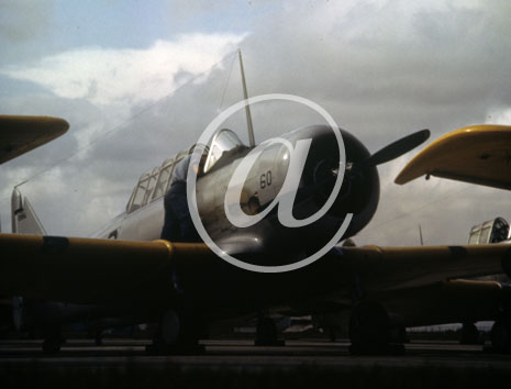 inconnu() Seconde guerre mondiale US Navy en couleurs - Srie 80-GK- : Un mcanicien la tete dans le cockpitt d