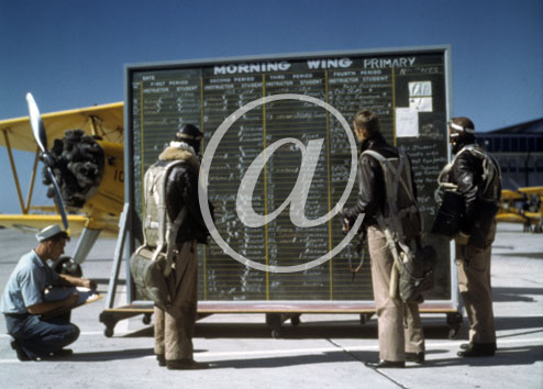 inconnu() Seconde guerre mondiale US Navy en couleurs - Srie 80-GK- : Des aviateurs en tenue de vol regardent le tableau de vol avant de monter  bord de leurs appareils. Derrire, des biplans jaunes.