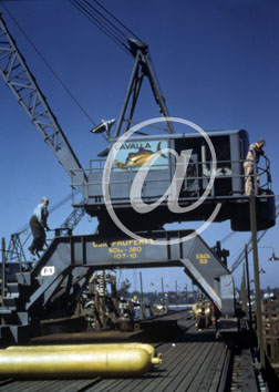 inconnu() Seconde guerre mondiale US Navy en couleurs - Srie 80-GK- : Des grosses bombones dans un chantier naval. Une grue peinte d