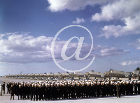 inconnu() Seconde guerre mondiale US Navy en couleurs - Srie 80-GK- : Une crmonie rassemble des USN en grande tenue sur une piste d