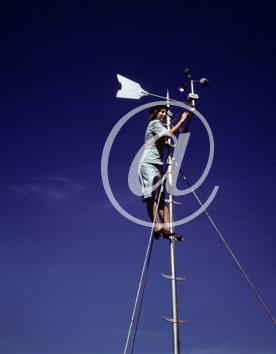 inconnu() Seconde guerre mondiale US Navy en couleurs - Srie 80-GK- : Un femme est grimpe controller la girouette.