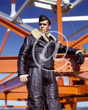inconnu() Seconde guerre mondiale US Navy en couleurs - Srie 80-GK- : Un aviateur pose dans sa tenue de cuir.