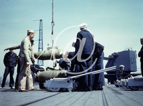 inconnu() Seconde guerre mondiale US Navy en couleurs - Srie 80-GK- : Acheminement des munitions sur un porte-avions. Noter les obus de gros calibre en arrire plan.