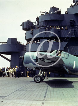 inconnu() Seconde guerre mondiale US Navy en couleurs - Srie 80-GK- : Matelots et chasseur sur un porte-avions.