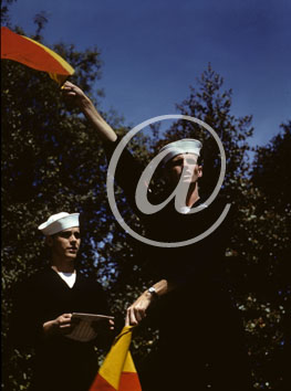 inconnu() Seconde guerre mondiale US Navy en couleurs - Srie 80-GK- : Matelots brandissants des fanions signaltiques oranges et rouges.