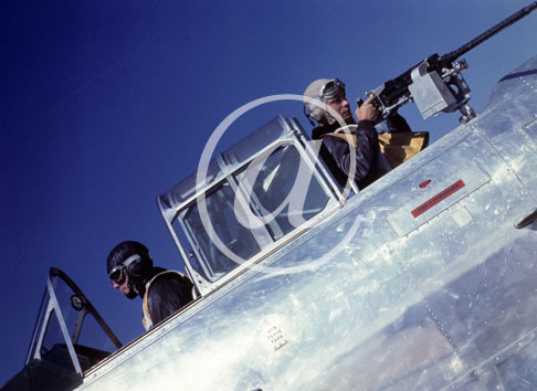 inconnu() Seconde guerre mondiale US Navy en couleurs - Srie 80-GK- : Pilote et mitrailleur posant dans leur appareil.