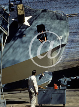inconnu() Seconde guerre mondiale US Navy en couleurs - Srie 80-GK- : Un mcanicien dans un avion de grande taille camoufl par une "toiture" de filet de camouflage s