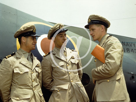 inconnu() Seconde guerre mondiale US Navy en couleurs - Srie 80-GK- : Trois officiers britanniques devant un avion de la Navy.