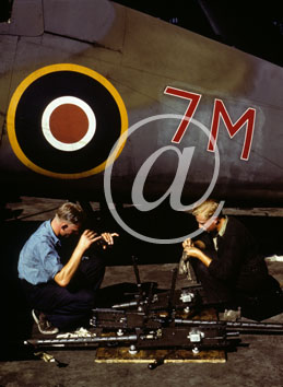 inconnu() Seconde guerre mondiale US Navy en couleurs - Srie 80-GK- : Des mcaniciens de la RAF au pied d