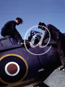 inconnu() Seconde guerre mondiale US Navy en couleurs - Srie 80-GK- : Un pilote britannique dans son cockpitt en tour de deux mcaniciens.