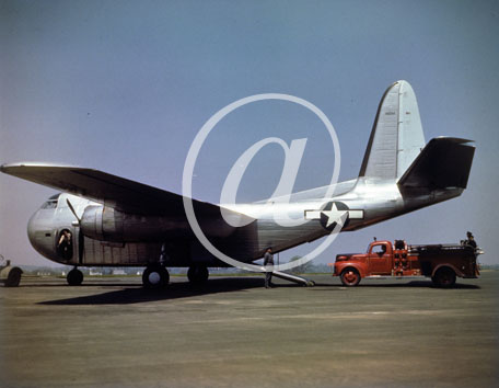 inconnu() Seconde guerre mondiale US Navy en couleurs - Srie 80-GK- : Avion US de taille moyenne sur une piste.