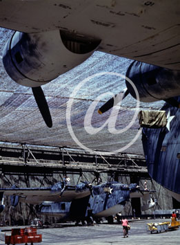 inconnu() Seconde guerre mondiale US Navy en couleurs - Srie 80-GK- : Avions gros porteur dans un chantier camoufl.