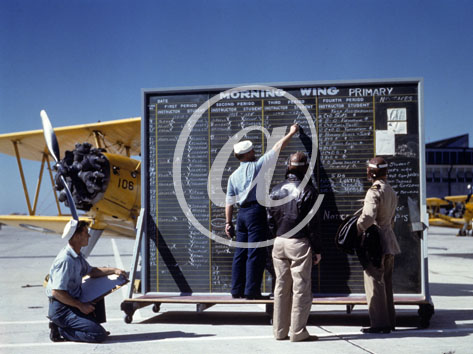 inconnu() Seconde guerre mondiale US Navy en couleurs - Srie 80-GK- : Des pilotes en tenue complte consultent le plan de vol inscrit sur un grand tableau noir avant de gagner leur appareil.