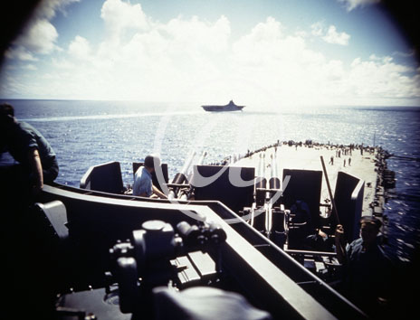 inconnu() Seconde guerre mondiale US Navy en couleurs - Srie 80-GK- : Des porte-avions en manuvre. Vue depuis les balcons d