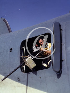 inconnu() Seconde guerre mondiale US Navy en couleurs - Srie 80-GK- : Mitrailleur en position dans son appareil.