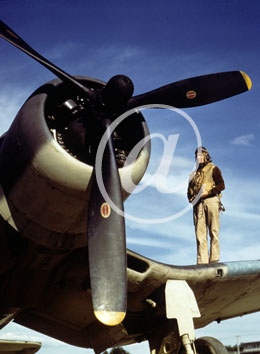 inconnu() Seconde guerre mondiale US Navy en couleurs - Srie 80-GK- : Un pilote en tenue complte sur son appareil.