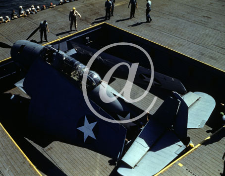 inconnu() Seconde guerre mondiale US Navy en couleurs - Srie 80-GK- : Un chasseur bombardier sur une piste.