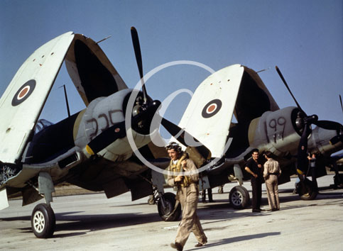 inconnu() Seconde guerre mondiale US Navy en couleurs - Srie 80-GK- : Pilotes et mcaniciens vont-et-viennent devant un rang de chasseurs de la RAF.
