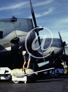 inconnu() Seconde guerre mondiale US Navy en couleurs - Srie 80-GK- : Approvisionnement en bombes des appareils.