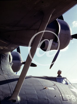 inconnu() Seconde guerre mondiale US Navy en couleurs - Srie 80-GK- : Un matelot dont merge le buste du cockpitt considre les moteurs d