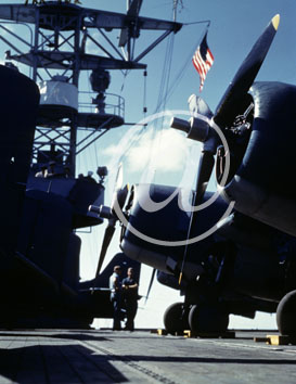 inconnu() Seconde guerre mondiale US Navy en couleurs - Srie 80-GK- : Avions de gabarit moyen sur un porte-avions.