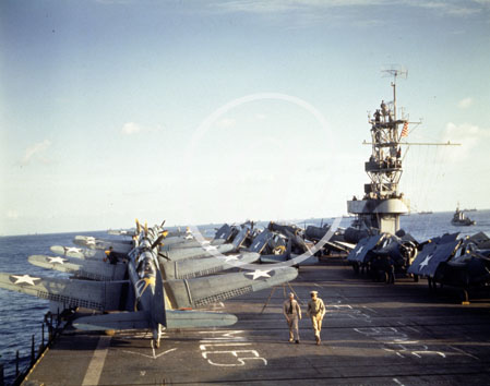 inconnu() Seconde guerre mondiale US Navy en couleurs - Srie 80-GK- : Des chasseurs en stationnement sur la piste d