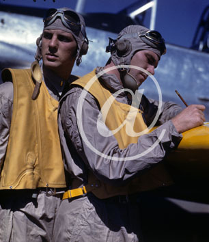 inconnu() Seconde guerre mondiale US Navy en couleurs - Srie 80-GK- : Deux aviateurs avec leur gilet de sauvetage orang.