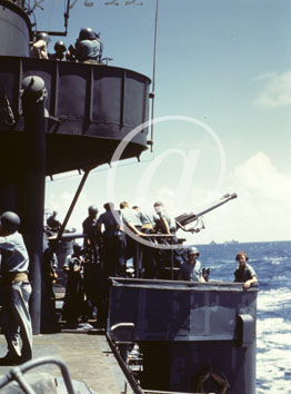 inconnu() Seconde guerre mondiale US Navy en couleurs - Srie 80-GK- : Un canon de DCA et ses servants parmis d