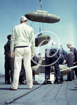 inconnu() Seconde guerre mondiale US Navy en couleurs - Srie 80-GK- : Manutention des bombes par des matelots sur une piste de porte-avions.