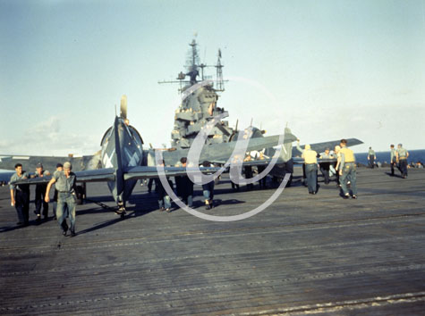 inconnu() Seconde guerre mondiale US Navy en couleurs - Srie 80-GK- : Les mcaniciens poussent les chasseurs vers leurs zones de stationnement de leur porte-avions.