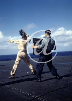 inconnu() Seconde guerre mondiale US Navy en couleurs - Srie 80-GK- : Des signalisateurs sur une piste de porte-avions, en plein vent.