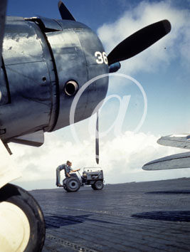 inconnu() Seconde guerre mondiale US Navy en couleurs - Srie 80-GK- : Un micro-tracteur parmi les avions.